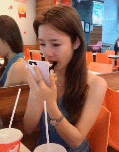 립스틱 처자.gif