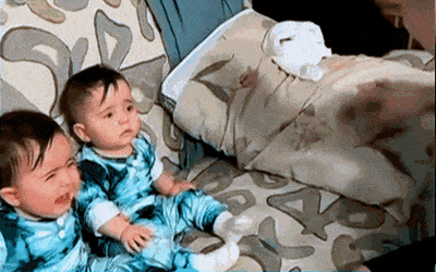 수염을 밀고왔더니 아이가 나를 못알아본다.gif