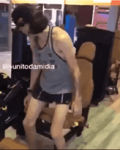 헬스장 멸치남.gif