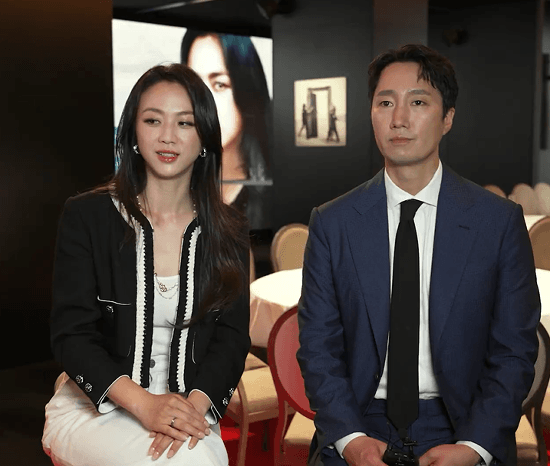 인터뷰 중 당황한 탕웨이.gif