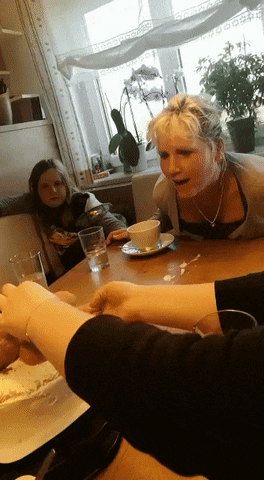 외국 생일파티.gif