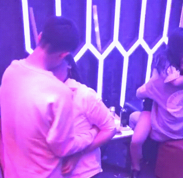 클럽에서 가슴 만지면서 키스4.gif