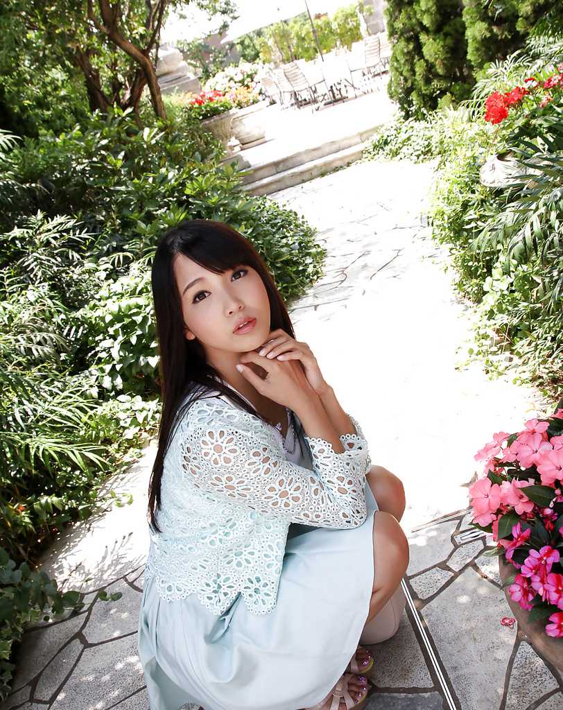 Ayaka Tomoda 1 (4).jpg
