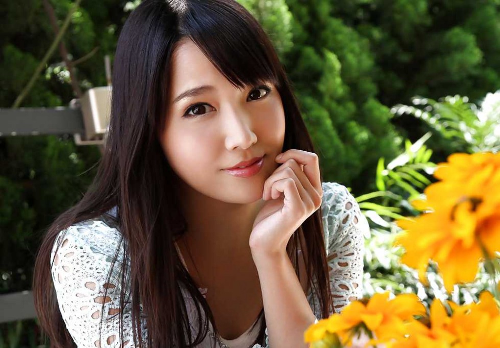 Ayaka Tomoda 1 (4-2.jpg