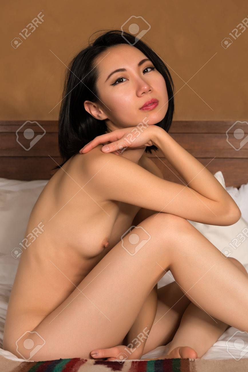 50278890-침대에서-꽤-날씬한-중국-여자-누드 (1).jpg