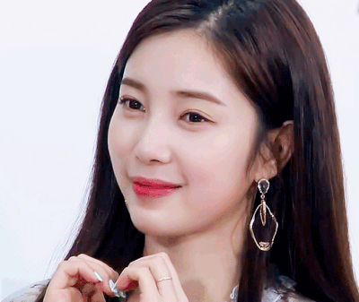 윤채경 2.gif