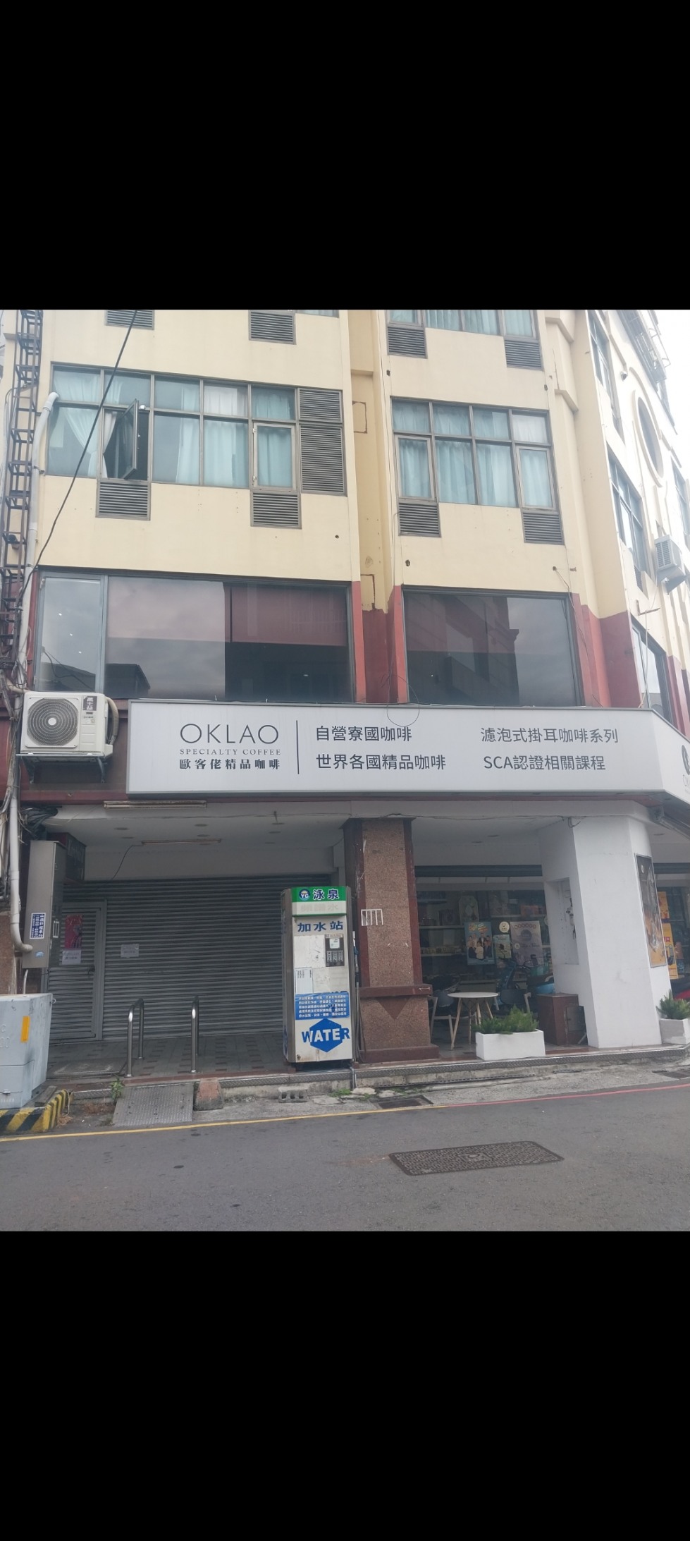 저 간판이 보이면 뒤돌아서 골목길로.jpg