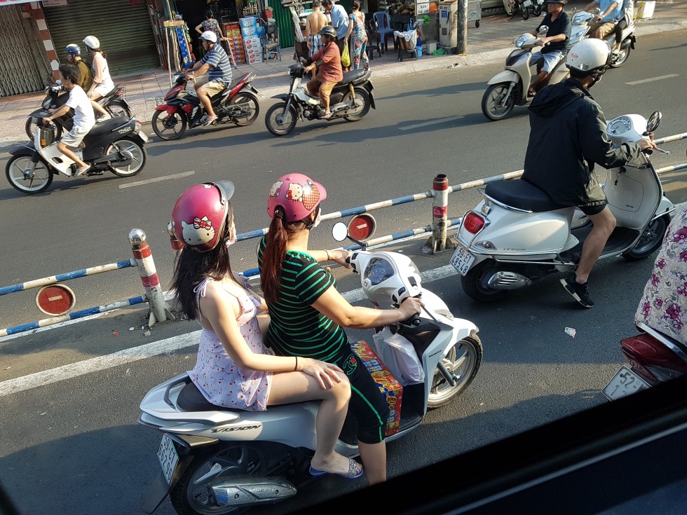 오토바이 뒷자리 언니.jpg